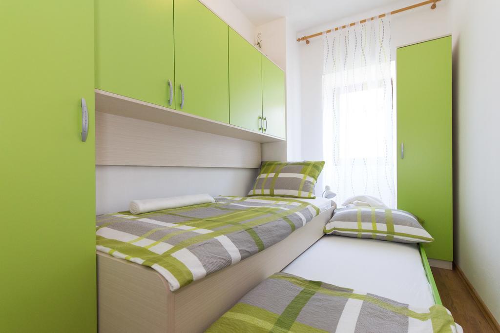 Holiday Home Mery By El-Pi Tours Malinska Extérieur photo