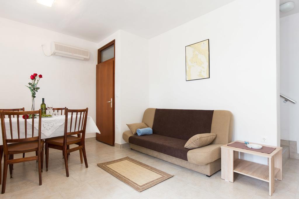 Holiday Home Mery By El-Pi Tours Malinska Extérieur photo