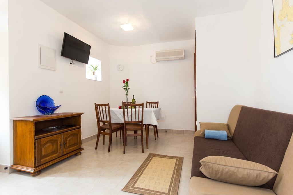 Holiday Home Mery By El-Pi Tours Malinska Extérieur photo
