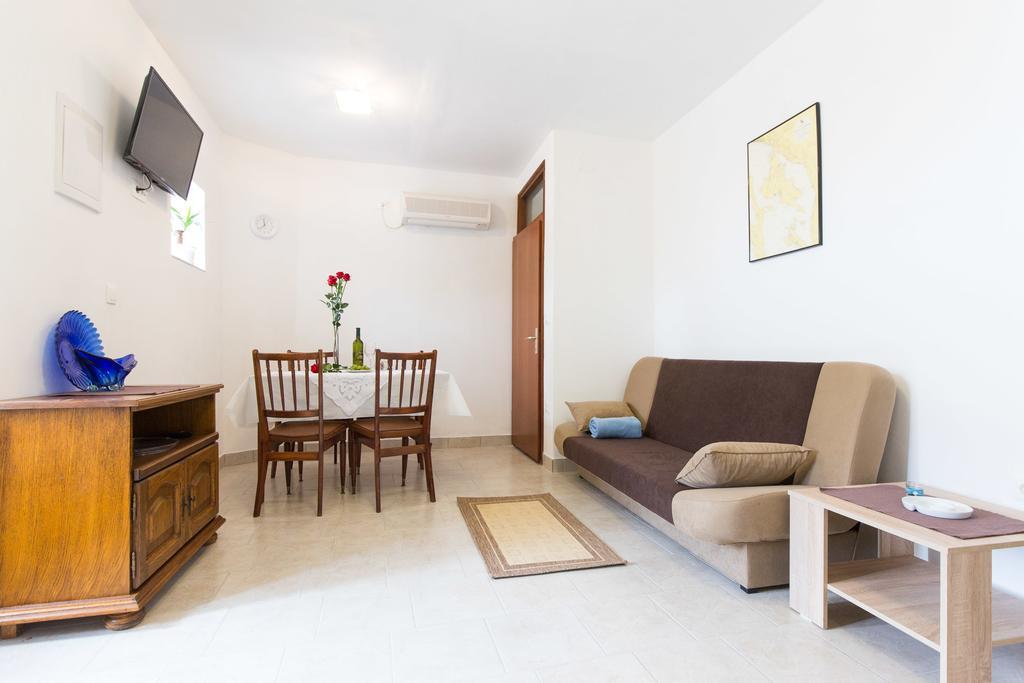 Holiday Home Mery By El-Pi Tours Malinska Extérieur photo