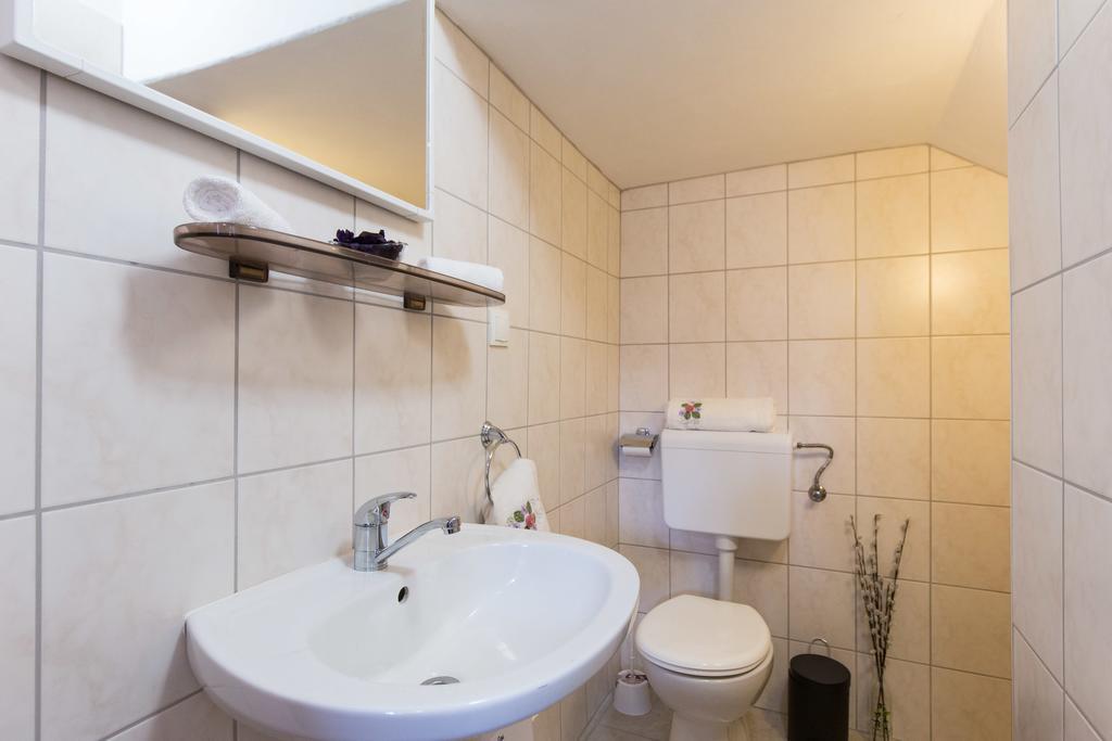 Holiday Home Mery By El-Pi Tours Malinska Extérieur photo